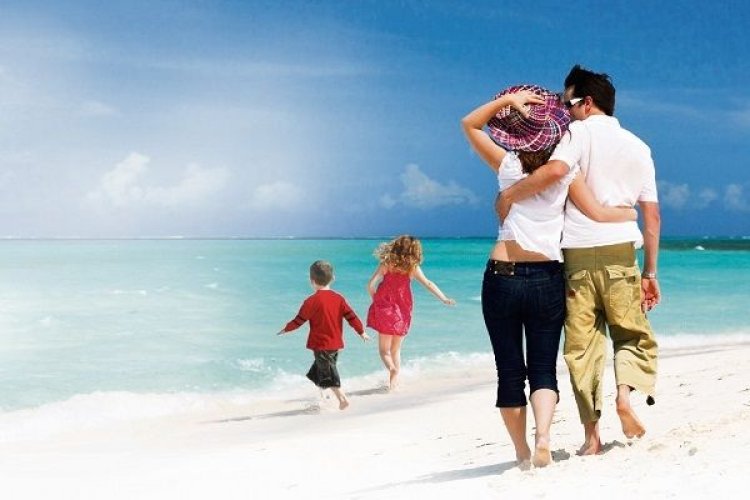 «Eίναι οι πρώτες διακοπές σε νησί που θα κάνουμε με τα δύο προσχολικής ηλικίας παιδιά μας. Τι χρειάζεται να πάρουμε μαζί για να αντιμετωπίσουμε τυχόν απρόοπτα;»