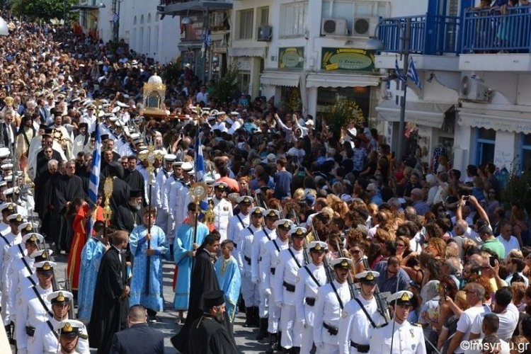 Πρωτοφανής προσέλευση προσκυνητών στην Τήνο για να τιμήσουν την εορτή της Κοιμήσεως και να ζητήσουν τη Χάρη και την Ευλογία Της