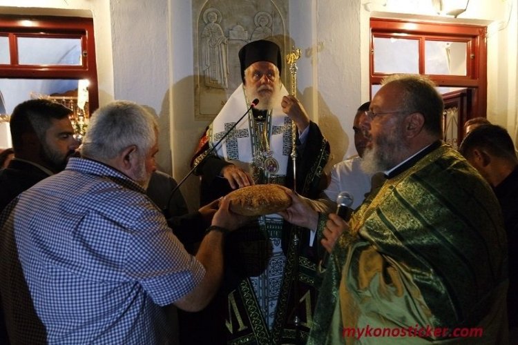 Πάνδημη Πανήγυρις του Αγίου Φανουρίου στην Μύκονο – Για την φιλευσέβειά τους επήνεσε τους Μυκόνιους ο Σεβασμιώτατος κ. Δωρόθεος Β' (εικόνες & videos)