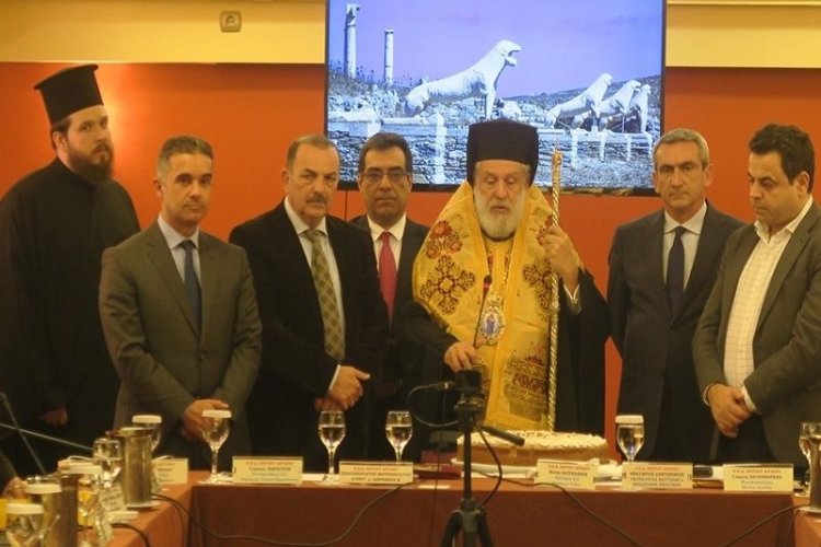 Στην έναρξη της συνεδρίασης του ΔΣ της ΠΕΔ Νοτίου Αιγαίου παρέστη απόψε ο Σεβασμιώτατος κ. Δωρόθεος Β' και ευλόγησε την πίτα του Αγίου Βασιλείου