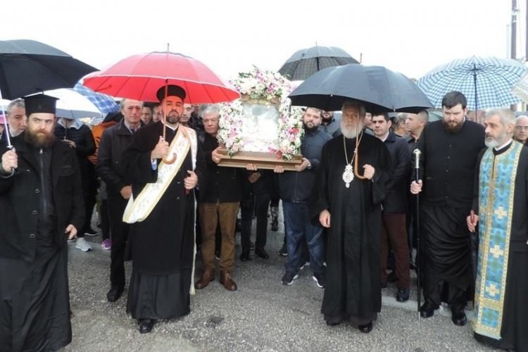 Την πίστη των Μυκονίων δεν τη σκιάζει φοβέρα καμμιά - Υπό καταρρακτώδη βροχή οι Μυκόνιοι συνόδευσαν πεζοί την κάθοδο της Αγίας Εικόνος της Παναγίας Τουρλιανής