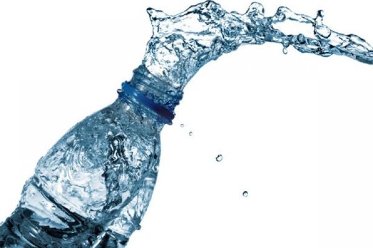 Τρόμος με τα εμφιαλωμένα νερά: Περιέχουν μικροσκοπικά κομματάκια πλαστικού!