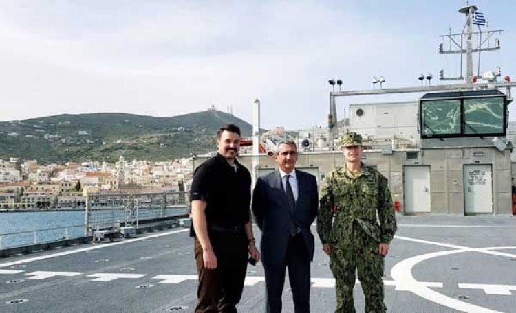 Το μεταγωγικό σκάφος του Αμερικανικού Ναυτικού, USNS Carson City, που ελλιμενίστηκε στη Σύρο, επισκέφθηκε ο Περιφερειάρχης Γιώργος Χατζημάρκος