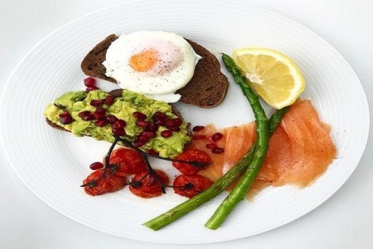 Ολόκληρο το αυγό ή μόνο το ασπράδι; Τι είναι πιο υγιεινό σύμφωνα με τους Διατροφολόγους;