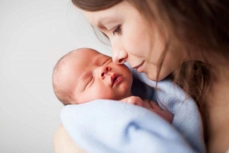 Η στενή επαφή και οι αγκαλιές στη βρεφική ηλικία αλλάζουν το γενετικό μας επίπεδο