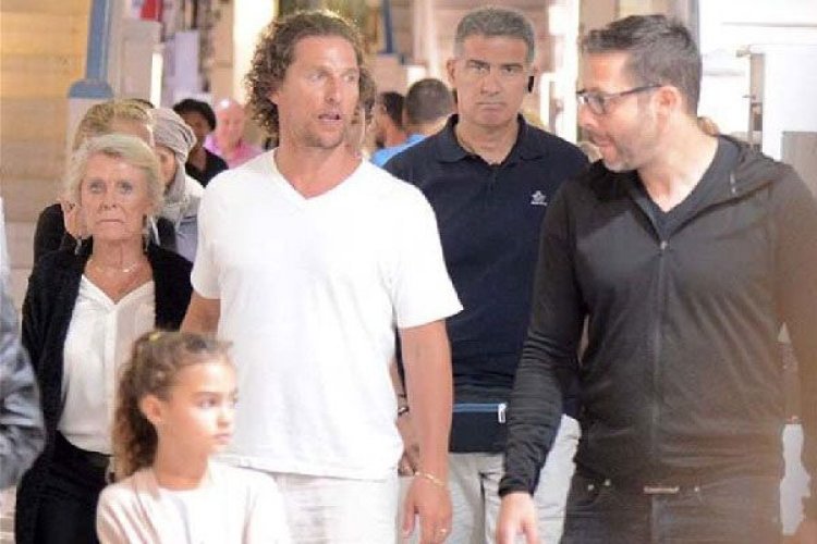 Ο Matthew McConaughey στην Μύκονο με την οικογένεια του και την μαμά του