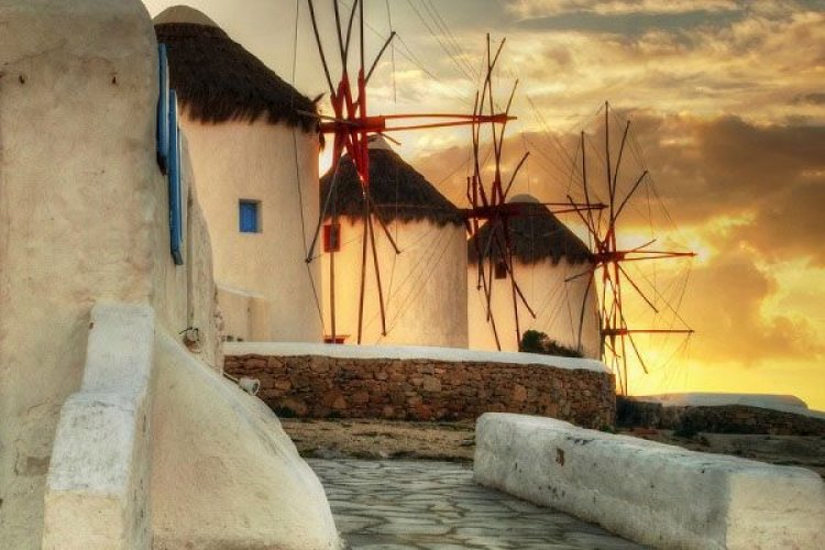 Thirteen real reasons to enter the "parallel universe" of Mykonos