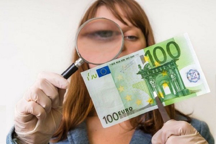 Πήγε για διακοπές πολυτελείας στη Μύκονο με παραχαραγμένα χαρτονομίσματα αξίας 138.000 ευρώ