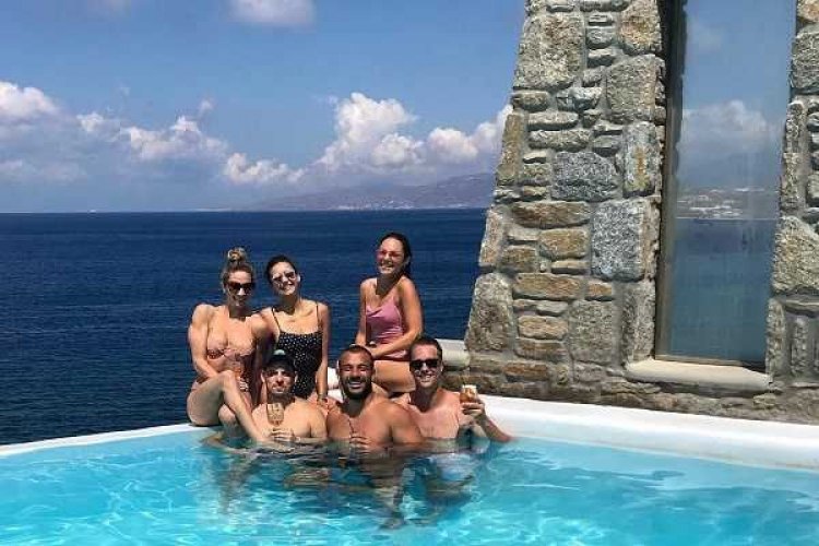 Διακοπές στην Μύκονο για την καλλονή εγγονή της Grace Kelly!!