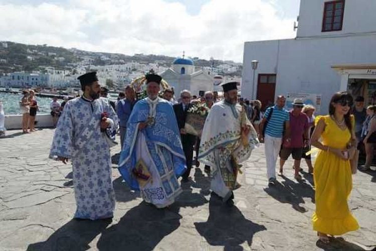 Εορτασμός της Κοιμήσεως της Θεοτόκου και λαμπρή λιτανεία στην Μύκονο (Εικόνες & Videos)