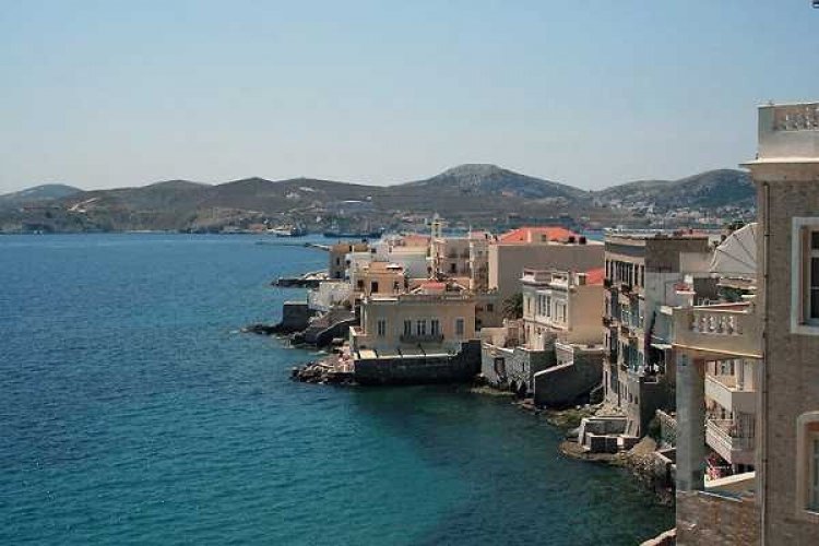 Τα υπέροχα καπετανόσπιτα στα Βαπόρια της Σύρου - Μοιάζουν να κρέμονται από τα βράχια [pics]