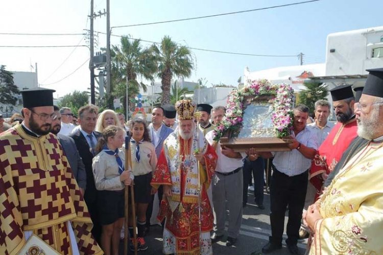 Εν πληθούση εκκλησία οι Μυκόνιοι εόρτασαν την Απόδοση της Κοιμήσεως της Θεοτόκου (Εικόνες & Videos)