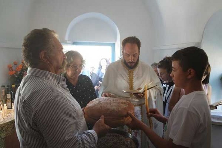 Θεία Λειτουργία στο ξωκκλήσι του Αγίου Γεωργίου στα Λουτρά της Ρήνειας [Μεγάλες Δήλες]