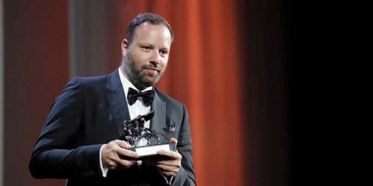 Διπλός θρίαμβος για τον Γιώργο Λάνθιμο: Κατέκτησε τον Αργυρό Λέοντα στο Φεστιβάλ Βενετίας