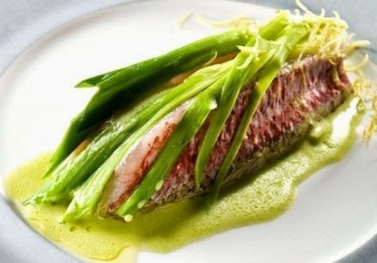 Μικρό μπαρμπούνι σε Fondue πράσου με σώς λάϊμ και Noilly Prat