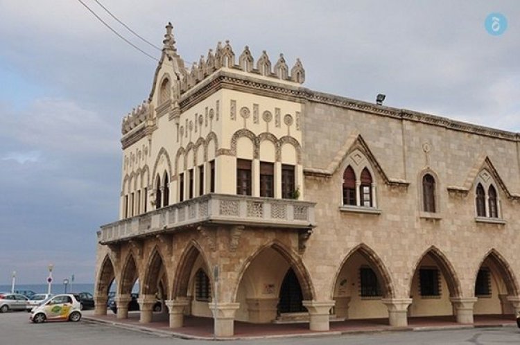 Ο μανδύας της αυθεντίας και του αλάθητου που τόσο αυτάρεσκα φορούν,δεν μπορεί πια να τους καλύψει ...