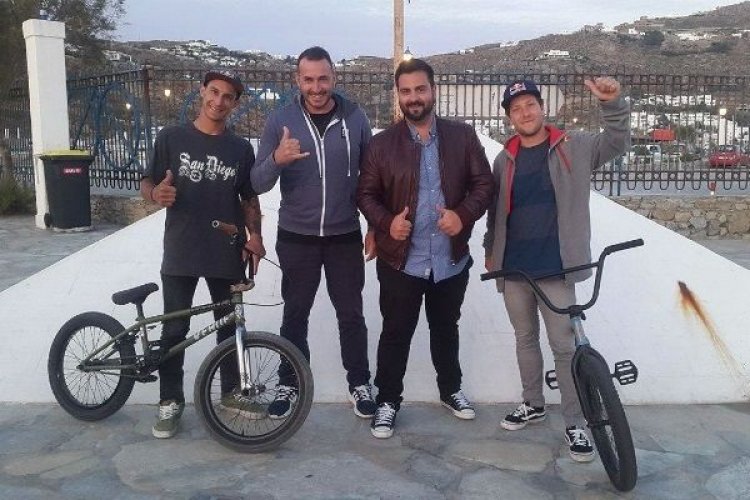 Η Red Bull extreme sports προβάλλει Μύκονο, Άνδρο, Σαντορίνη και Μήλο