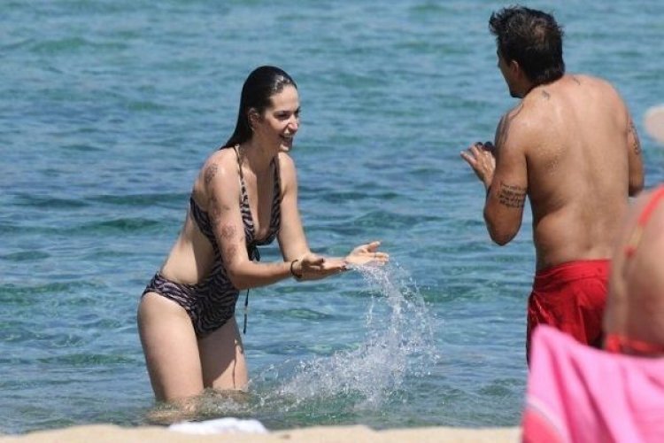 Στην Μύκονο η Εύα Λάσκαρη με τον σύζυγό της, απολαμβάνει τις χαρές της θάλασσας!!