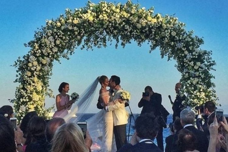 To άλμπουμ του ονειρικού γάμου της Ana Beatriz Barros και του Karim El Chiat στη Μύκονο (Video)