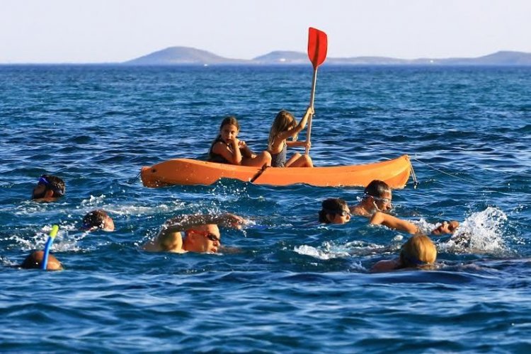 Η τραβερσάδα Πάρου - Αντιπάρου πρόσφερε και φέτος μια ξεχωριστή κολυμβητική εμπειρία.