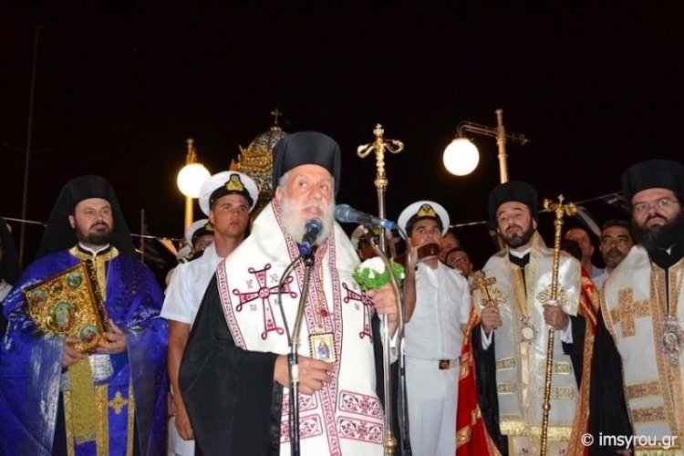 Χιλιάδες λαού στη λιτάνευση της Αγίας Εικόνος της Μεγαλόχαρης