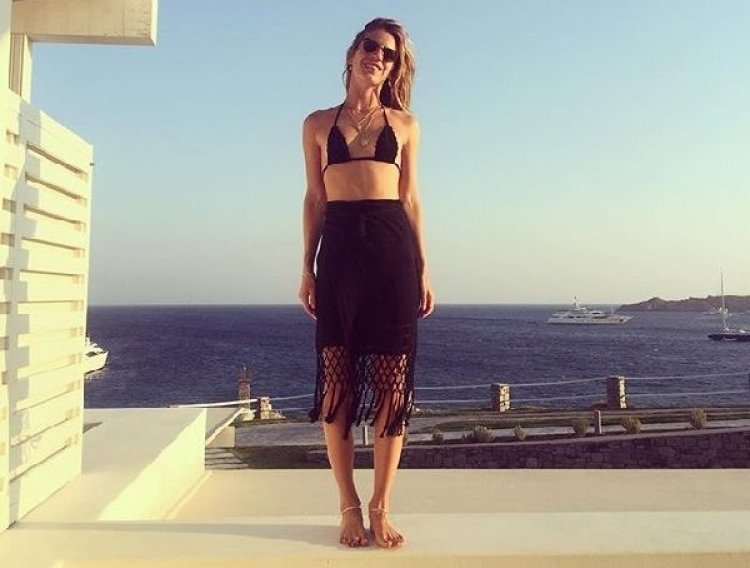 Η Ευγενίας Νιάρχου στην Μύκονο χωρίς τον Χρήστο Οικονόμου