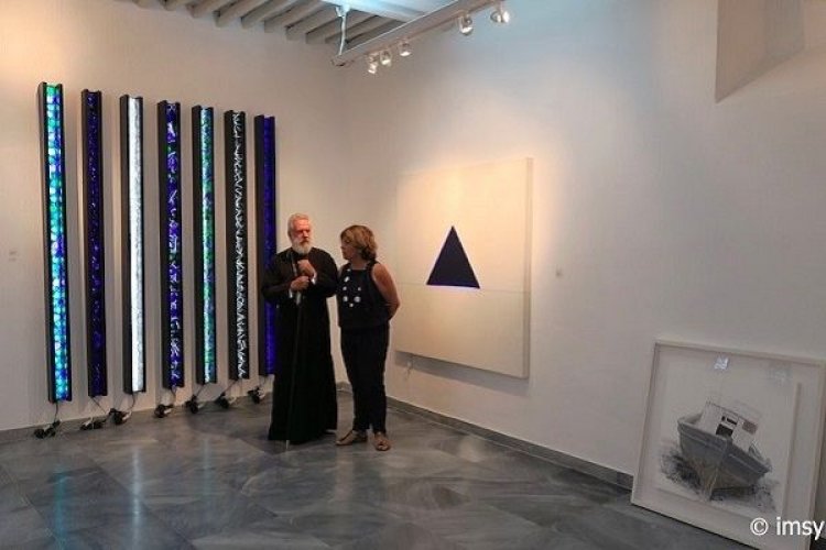 O Σεβασμιώτατος κ. Δωρόθεος Β' στη Δημοτική Πινακοθήκη Μυκόνου