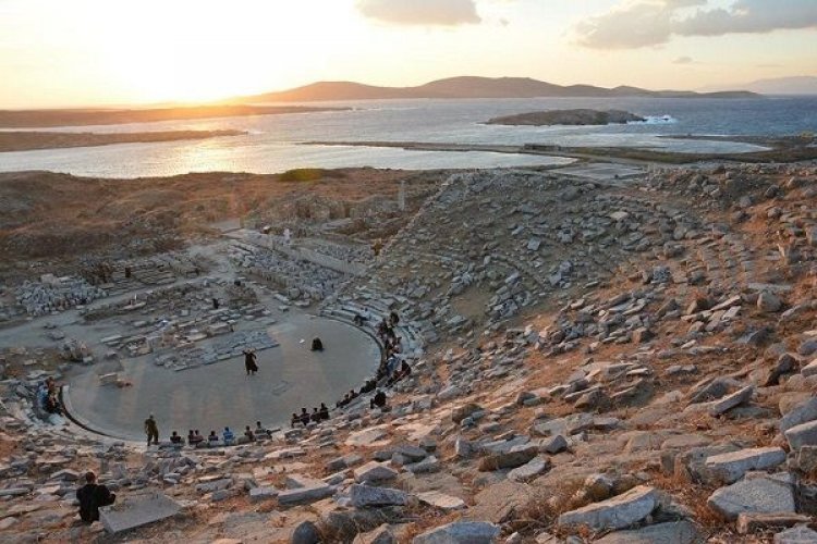 Με μήνυμα τη Δικαιοσύνη και με ιδιαίτερο συμβολισμό η "Εκάβη" στο Αρχαίο Θέατρο της Δήλου μετά από 2100 χρόνια