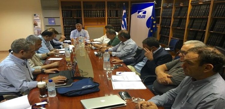 ΚΕΔΕ: Η κυβέρνηση καταργεί το θεσμό του Δημάρχου