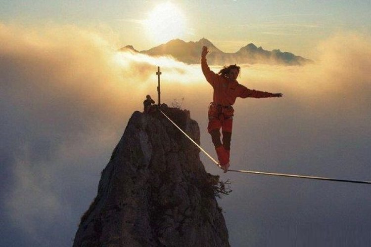 Τιποτα δε φεύγει μέχρι να μας διδάξει αυτό που χρειάζεται να μάθουμε.