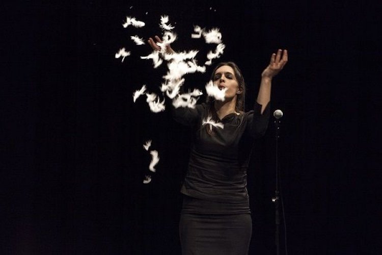 «Σύρος – Πρωτεύουσα των Χριστουγέννων»: Τα Δανεικά Παπούτσια, της Χριστίνας Μαξούρη στο Θέατρο Απόλλων