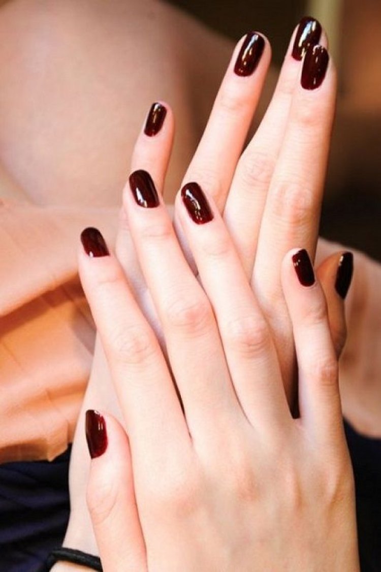 Μυστικά για να μην ξεφλουδίζει το βερνίκι νυχιών (Video)