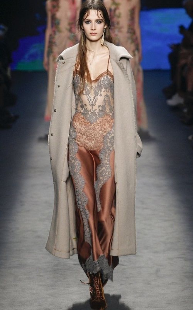 Lingerie το αποψινό outfit!! Δεν είναι ούτε κόκκινο ούτε ροζ!!