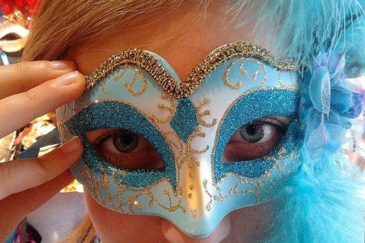 Ντυθείτε για το αποκριάτικο πάρτυ... από την ντουλάπας σας!!