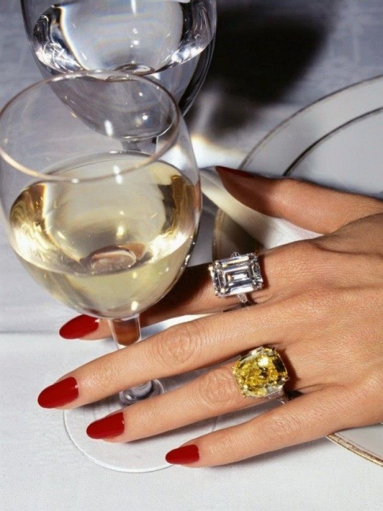 2 πανεύκολα μυστικά για να αποφύγετε να βάψετε τα πετσάκια γύρω από τα νύχια!!