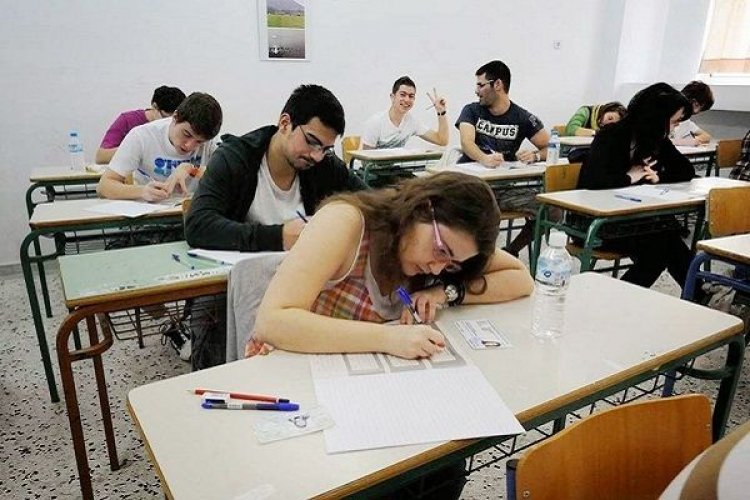 Πανελλήνιες: Ποιοι χάνουν και ποιοι κερδίζουν από τις αλλαγές σχολών στα πεδία