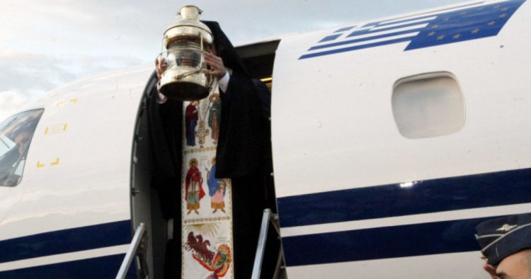 Άγιο Φως: Τι ώρα φτάνει στην Mύκονο; Πώς θα φτάσει σε 14 προορισμούς το Μεγάλο Σάββατο