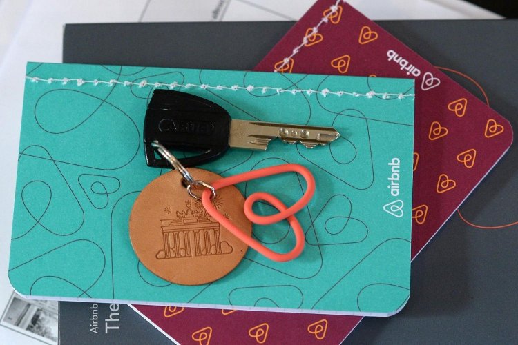 Airbnb: Τέλος η εποχή του εύκολου χρήματος από βραχυχρόνιες μισθώσεις κατοικιών
