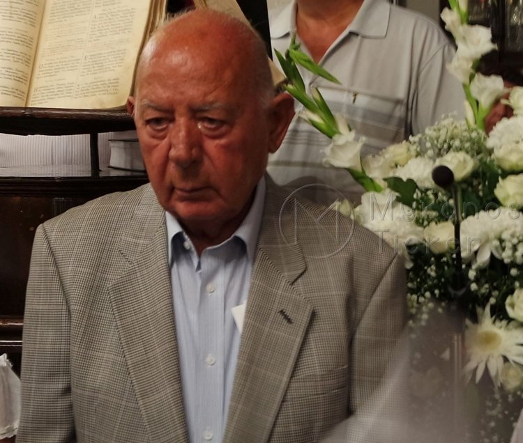 Ο Μιλτιάδης Ατζαμόγλου αποχαιρετά τον Κυριάκο Καλαμαρά, έναν από τους πρωτεργάτες του τουριστικού θαύματος της Μυκόνου