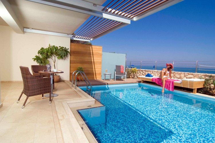 ΣΕΤΚΕ για τα Τουριστικά Καταλύματα: Υποχρέωση ή όχι η Ανάρτηση Τιμοκαταλόγου Παροχής Υπηρεσιών