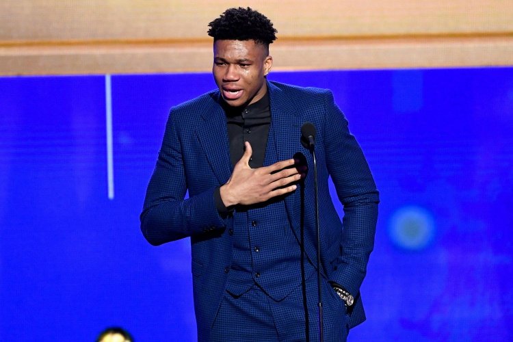 «Ευχαριστώ την Ελλάδα» Ο συγκλονιστικός λόγος, του πρώτου Έλληνα MVP του NBA, Γιάννη Αντετοκούνμπο (Video)