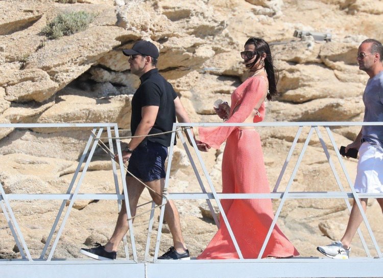 Στη Μύκονο ξέγνοιαστες στιγμές για την Adriana Lima με τον αγαπημένο της Emir Uyar