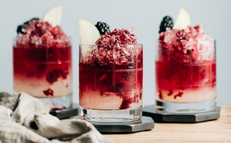 Ενυδατικά τρόφιμα και ροφήματα!! Επιλέγουμε τρόφιμα με μεγάλη περιεκτικότητα σε νερό, ώστε να είμαστε καλά ενυδατωμένοι!!