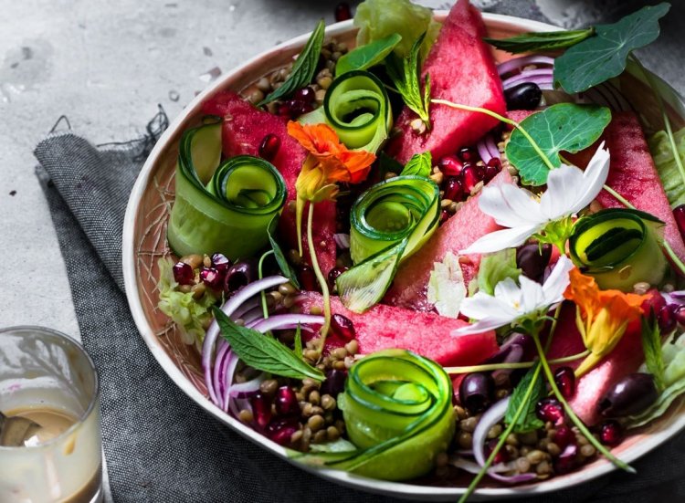 Επιλέξτε τις κατάλληλες τροφές για «χρυσαφένια» λάμψη από τον ήλιο!!