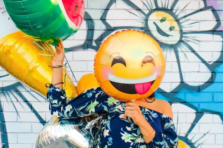 Με emojis εκφράζεται πιο άνετα το 83% η Generation Z!! Εmojis αντί Τηλεφωνήματος!! Ποια είναι η Generation Z!!