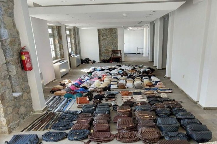 Εντοπισμός αλλοδαπών παρεμπόρων και καταστροφή σε προϊόντα «μαϊμού» στον Πλατύ Γιαλό Μυκόνου