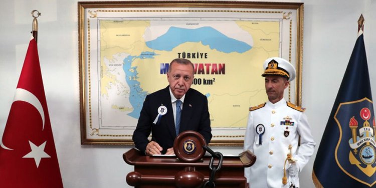 Ιταμή πρόκληση Ερντογάν με φόντο χάρτη της "γαλάζιας πατρίδας" - Θεωρεί δικό του το μισό Αιγαίο