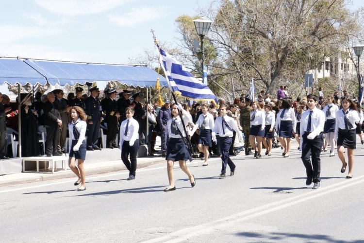 28η Οκτωβρίου: Σημαιοφόροι κατά τις παρελάσεις ξανά οι άριστοι μαθητές!! [Η Τροπολογία]