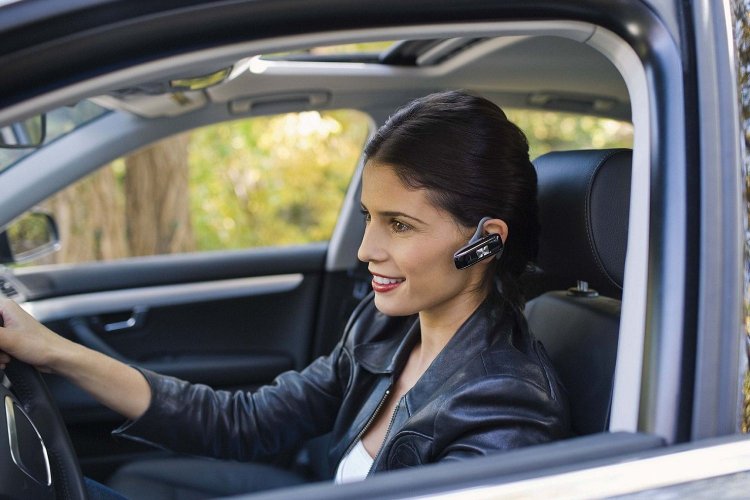 Προσοχή στη χρήση κινητού κατά την οδήγηση!! Πότε επιτρέπεται & τι ισχύει για το handsfree!! [ΦΕΚ]