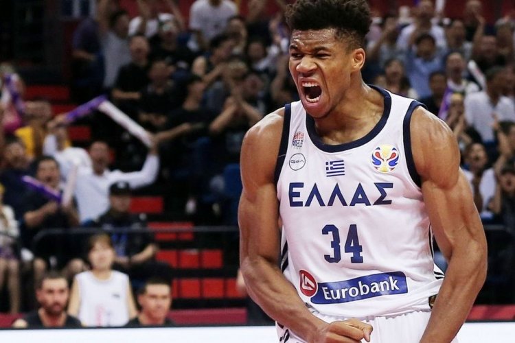 Ο Γιάννης Αντετοκούνμπο με μήνυμά του συνεχάρη τον Στέφανο Τσιτσιπά για την νίκη του, στο ATP Finals